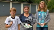Die alleinerziehende Mutter Irina, Mi. ist Multijobberin. Ein Job alleine würde ihre dreiköpfige Familie, Nico,li. Jenifer,re., nicht ernähren können. Irina,Mi. verteilt früh morgens Zeitungen und ab sieben Uhr beginnt ihr zweiter Job als Postzustellerin.