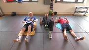So haben sich Jürgen,li. und Niko,re.ihr Fitnessprogramm nicht vorgestellt. Trainer Can, Mi.