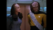 Worf (Michael Dorn, r)