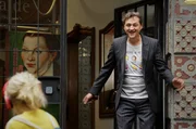 Heinrich (Patrick von Blume) erklärt Juna (Claire Wegener) begeistert den Expressionismus.