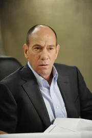 Fred Boyd (Miguel Ferrer) sitzt in der Kommission zum Schutz des schwerreichen Bonaventure, verfolgt jedoch ganz eigene Interessen...