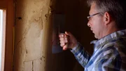 Wie man mit Lehm verputzt, zeigt Georg Hofer, der einen Lehmbaubetrieb im niederbayerischen Kösslarn leitet.
