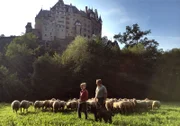 Anna Lena Dörr mit Georg Theobald, Ex-Bänker und jetzt "Vollzeitschäfer", der die Wiesen unterhalb der Burg Eltz bewirtschaftet.