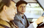 Bisher führte das Dresdner Ehepaar Steinköhler ein auto- und führerscheinloses Leben. Doch über Nacht gehören ihnen zwei Autos der begehrten Marke Wartburg. Also ist "Fahrschule" angesagt. Während Fahrlehrer Hempel Herrn Steinköhler dabei zum Idioten degradiert, flirtet er mit Frau Steinköhler heftig. Charmante DEFA-Komödie mit Jörg Gudzuhn und Otto Mellies in den Hauptrollen. - Foto: Benno Hempel, Fahrlehrer (Otto Mellies, li.), Herr Steinköhler (Jörg Gudzuhn).