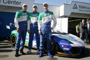 Do, 23.6., 19:15 Uhr TURBO – Die Reportage: Stuck3 – A Racing Dynasty
Die deutsche Rennfahrer-Legende Hans-Joachim „Strietzel“ Stuck tritt von der großen Motorsport-Bühne ab und verabschiedet sich mit einem außergewöhnlichen Projekt aus dem Cockpit: Zum ersten Mal geht der 60-Jährige gemeinsam mit seinen Söhnen Johannes und Ferdinand als Team an den Start – in der „Grünen Hölle“ beim 24h-Rennen auf dem Nürburgring. SPORT1 begleitet das Karriere-Ende des ehemaligen Formel 1-Piloten und DTM-Siegers ausführlich in der dreiteiligen Reportage-Reihe „TURBO – Die Reportage: Stuck3 – A Racing Dynasty“.
Die Rennfahrer-Familie Stuck atmet Motorsport – bereits in der dritten Generation kämpft sie um Ruhm, Siege und Titel. Beim Projekt „Stuck3 – A Racing Dynasty“ gehen Hans-Joachim Stuck (60) und seine beiden Söhne Johannes (24) und Ferdinand (19) auf dem Nürburgring erstmals zusammen an den Start. Hans-Joachim Stuck nutzt diesen Anlass, um sich nach Jahrzehnten aus dem Rennzirkus zu verabschie