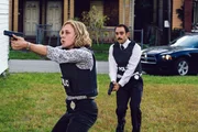 Dank Thomas' Gedankenspielen können sich Catherine (Chloë Sevigny, l.) und Jerry (Omid Abtahi, r.) dicht an die Fersen des Mörders heften ...