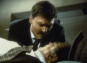 Bei seinen Ermittlungen stößt Mike Hammer (Stacey Keach, l.) auf Philly Brock (Sidney Lassick, r.), der momentan von kriminellen Kräften außer Gefcht gesetzt wurde ...