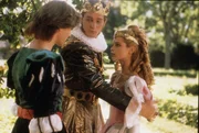 Prinz Wilhelm (Gedeon Burkhard, l.), der König (Jozef Adamovic, M.), Dornröschen (Danka Dinková, r.).