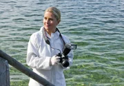 Gerichtsmedizinerin Dr. Anja Licht (Karin Thaler) fotografiert die Wasserleiche im Rollstuhl.