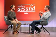 Moderator Dennis Wilms (li.) und Dr. Jochen Müller, Neurobiologe.
