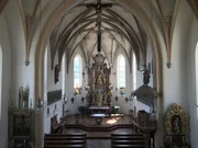 Das Altar der Pfarrkirche St. Benedikt in Postmünster.