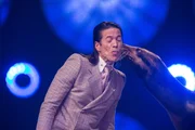 Schmatz! Jorge González bekommt einen dicken Kuss von einem Seehund. Welche lustigen Kunststücke erwarten die Jury von "Superpets - Die talentiertesten Tiere der Welt" noch?