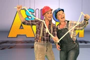 Singa (li.) und Kinderliedermacherin Bettina Göschl