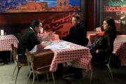 Die Ermittlungen führen Detective Mac Taylor (Gary Sinise, M.) und Jo Danville (Sela Ward) in eine Pizzeria. Dort befragen die Ermittler den Onkel des Opfers, Ray Tortucci (Daniel Roebuck).