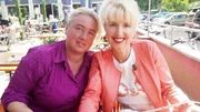 Die Doku zeigt das Aufeinanderprallen zweier Welten: Der Luxusimmobilienmakler Manfred Hagsteiner und seine Frau Uschi (r.) aus Kitzbühl treffen auf den Straßenreiniger Sascha Mahlberg und Frau Tanja (l.) aus Köln Wesseling.