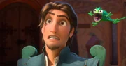 Lorsque Flynn Rider, le bandit le plus recherché du pays, se réfugie dans une mystérieuse tour, il se retrouve pris en otage malgré lui par Raiponce, une belle jeune fille à l'impressionnante chevelure dorée de 20 mètres de long aux pouvoirs surpuissants, qui ignore qu'elle est en fait une princesse kidnappée depuis son enfance par une méchante sorcière, Mère Gothel. L'étonnante geôlière de Flynn cherche un moyen de sortir de cette tour où elle est enfermée depuis des années pour enfin découvrir le monde qu'elle n'a jamais connu. Raiponce passe alors un accord avec le séduisant brigand... C'est le début d'une aventure délirante bourrée d'action, d'humour et de sentiment, au cours de laquelle l'improbable duo va rencontrer un cheval super-flic, un caméléon à l'instinct de protection surdéveloppé et une bande de voleurs très «bruts»... Voici enfin une aventure au poil (à la tête) qui n'est pas tirée par les cheveux !.