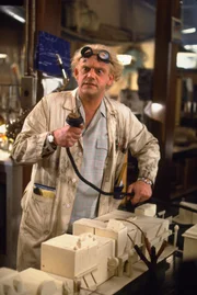 Der Doc (Christopher Lloyd) ist ein genialer Erfinder, in dessen Haushalt es chaotisch zugeht.