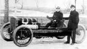 Der Rennfahr-Pionier Barney Oldfield startete seine Karriere in einem Ford 999. Ford selbst gelang mit seinem Wagen ebenfalls ein Geschwindigkeitsrekord. (Quelle: Imago)