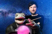 Michael Hatzius mit seiner Echse
