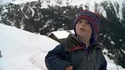 Hans, der Sohn der Guflers, beobachtet aufmerksam den Hang, auf der Suche nach Füchsen im Schnee