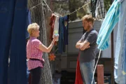 Gail (Dee Wallace, l.); Jimmy (Chris Geere, r.)