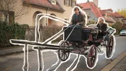 Comiczeichner Jan und Kunsthistoriker Florian sitzen in einer Kutsche - ohne Pferde.