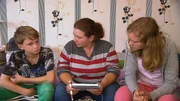 Die alleinerziehende Mutter Irina, Mi. ist Multijobberin. Ein Job alleine würde ihre dreiköpfige Familie, Nico,li. Jenifer,re., nicht ernähren können. Irina,Mi. verteilt früh morgens Zeitungen und ab sieben Uhr beginnt ihr zweiter Job als Postzustellerin.