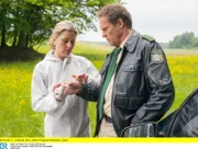 Hubert (Christian Tramitz, rechts) wurde von den Bienen in die Hand gestochen. Dr. Anja Licht (Karin Thaler) versorgt die Stiche mit einer Salbe.