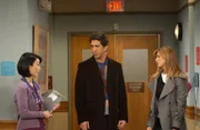 Als Rachel (Jennifer Aniston, r.) erfährt, dass ihr Vater einen Herzinfarkt erlitten hat, fährt sie mit Ross (David Schwimmer, M.) sofort zu ihm ins Krankenhaus. Von der Krankenschwester (Hira Ambrosino, r.), erhofft sie sich eine gute Nachricht ...