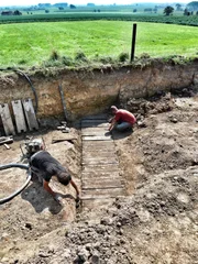Archäologen bei den Bergungsarbeiten eines unterirdisch verlaufenden Tunnels aus dem Ersten Weltkrieg in der belgischen Kleinstadt Mesen. Aufnahme vom Juni/August 2012