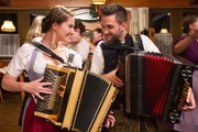ServusTV Moderatoren Conny Buergler und Richard Deutinger spielen auf - beim Servus Musikantenstammtisch im Pinzgau