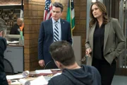 Chief William Dodds (Peter Gallagher), Lieutenant Olivia Benson (Mariska Hargitay)