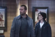 In den Wirren des Amoklaufs haben Weller (Sullivan Stapleton, l.) und Jane (Jaimie Alexander, r.) Reade aus den Augen verloren. Lebt er noch oder ist er auch ein Opfer der enthemmten Täter geworden?