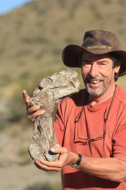 Roger Smith mit einem Gorgonopsia-Fossil.
