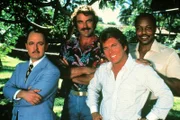 Higgins (John Hillerman, li.), Magnum (Tom Selleck), TC (Roger E. Mosley, hinten) und Rick (Larry Manetti).