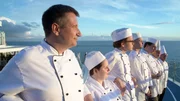 Die Auszubildenden und ihre Ausbilder genießen den Ausblick auf das Meer.