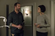 Auch an einem ruhigen Abend mit gutem Essen und Bier können Weller (Sullivan Stapleton, l.) und Jane (Jaimie Alexander, r.) ihre beruflichen Sorgen nicht verdrängen ...