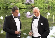 Edmund (Charles Dance, r.) ahnt nicht, dass sein Schwiegersohn Noel (Adrian Lukis, l.) gegen ihn intrigiert.