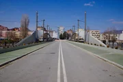 Die Brücke von Mitrovica steht sinnbildlich für den Konflikt in Kosovo: Im Norden der Stadt wohnen die Serben, im Süden die Albaner.