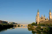 Saragossa ist die größte Stadt am Ebro und Hauptstadt der gleichnamigen spanischen Provinz. Ihr Wahrzeichen ist die barocke Basílica del Pilar.