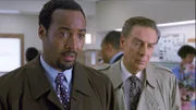 L-R Detective Ed Green(Jesse L. Martin) und  Detective Lennie Briscoe(Jerry Orbach)