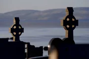 NZZ Format - Irland und das Kreuz mit der Kirche
Friedhof in Irland mit den landestypischen Steinkreuzen
Copyright: SRF/NZZ Format