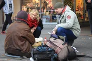 Als Streetworker haben Asgard Niemeier (M.) und Guido Fahrendholz (r.) mit vielen Menschen zu tun, die im Kreislauf "Keine Wohnung = kein Job, kein Job = keine Wohnung" gefangen sind ...