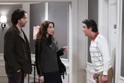 Alex (Chris D'Elia, l.), Whitney (Whitney Cummings) und Whitneys Vater Vince (Peter Gallagher)