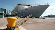 Der Riesendampfer "Oasis of the Seas" im Hafen.