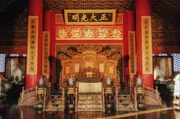 Von diesem Thron aus regierten die chinesischen Kaiser ihr Land. Er befindet sich im Kaisersaal in der Verbotenen Stadt in Peking.