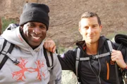 Deion Sanders (l.), Bear Grylls