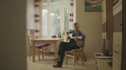 Nach der Rückkehr in die Heimat saß Martin oft alleine zu Hause. Seine Ehefrau ist nicht mit in die neue, alte Heimat gekommen.