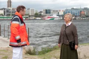 Dr. Haase (Fabian Harloff, l.) versucht sich bei Mäggy (Johanna Bittenbinder, r.) zu entschuldigen.