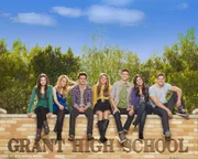 Von links nach rechts: Ashley Juergens (India Eisley), Grace Bowman (Megan Park), Ricky Underwood (Daren Kagasoff), Amy Juergens (Shailene Woodley), Ben Boykewich (Ken Baumann), Adrian Lee (Francia Raisa), Jack Pappas (Greg Finley).